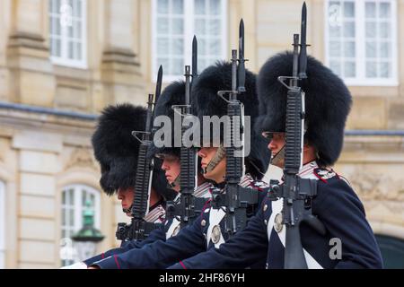 Copenhague, Koebenhavn, Garde royale, relève de la garde devant le palais Amalienborg, fusil M16 en Zélande, Sealand, Sjaelland, Danemark Banque D'Images