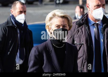 Rome, Italie.14th janvier 2022.Le président de la Commission européenne, Ursula von der Leyen, assiste à la funérailles d'État de David Sassoli, ancien président du Parlement européen.La cérémonie funèbre du regretté président du Parlement européen David Sassoli à la basilique de Santa Maria degli Angeli e dei Martiri.Crédit : SOPA Images Limited/Alamy Live News Banque D'Images