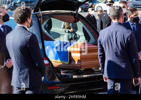 Rome, Italie.14th janvier 2022.Le cercueil arrive dans l'église drapée dans le drapeau de l'Union européenne.La cérémonie funèbre du regretté président du Parlement européen David Sassoli à la basilique de Santa Maria degli Angeli e dei Martiri.Crédit : SOPA Images Limited/Alamy Live News Banque D'Images