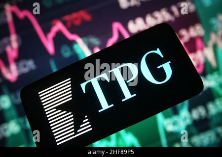 Ukraine.14th janvier 2022.Dans cette illustration, un logo de TPG Inc. (TPG Capital) apparaît sur un écran de téléphone intelligent et une information sur le marché boursier est affichée en arrière-plan.(Credit image: © Pavlo Gonchar/SOPA Images via ZUMA Press Wire) Banque D'Images
