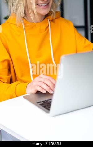 Femme heureuse fille utilisant un ordinateur portable travail bureau à distance de la maison.Enseignement et travail en ligne à distance Banque D'Images