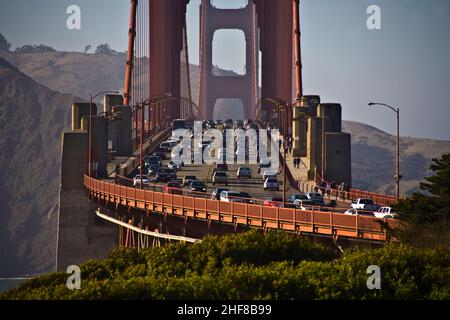 Circulation sur Golden Gate Bridge dans l'après-midi Banque D'Images