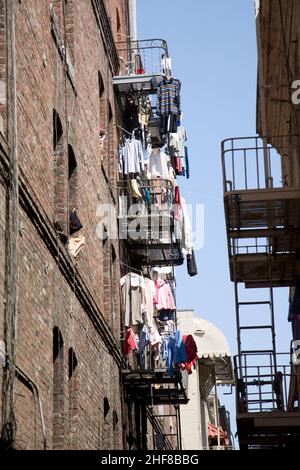 iron Fire Escape est utilisé pour sécher des vêtements au centre-ville de San Franzisco Banque D'Images