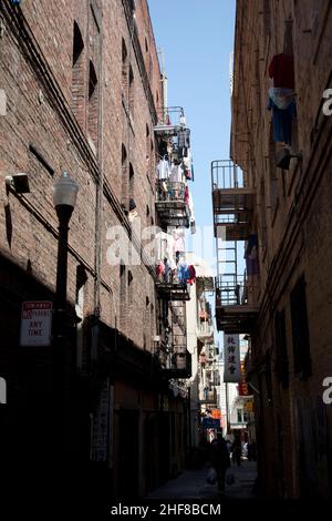 iron Fire Escape est utilisé pour sécher des vêtements au centre-ville de San Franzisco Banque D'Images