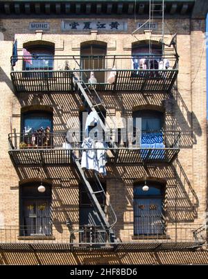 iron Fire Escape est utilisé pour sécher des vêtements au centre-ville de San Franzisco Banque D'Images