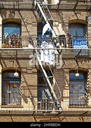 iron Fire Escape est utilisé pour sécher des vêtements au centre-ville de San Franzisco Banque D'Images