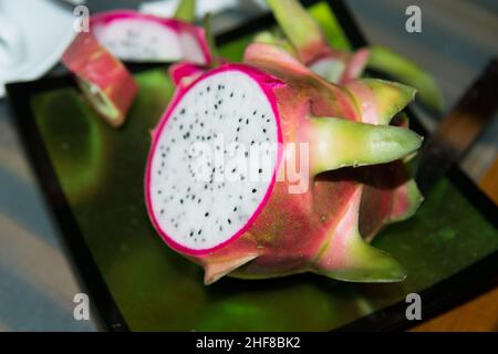 Pitahaya rose frais.Délicieux fruit tropical au goût doux et léger, grande forme et texture entre un kiwi et une pomme.Il contient beaucoup de wate Banque D'Images