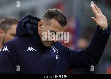 Andriy Shevchenko entraîneur en chef de Gênes CFC accueille les fans lors du match de football de Coppa Italia 2021/22 entre AC Milan et Gênes CFC chez Giuseppe Me Banque D'Images