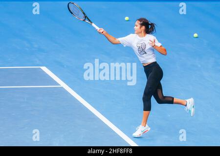 Melbourne, Australie.14th janvier 2022.14 janvier 2022 : Melbourne, Australie : EMMA RADUCANU de Grande-Bretagne lors d'une séance d'entraînement avant l'Open d'Australie de 2022 à Melbourne Park.(Credit image: © Chris Putnam/ZUMA Press Wire) Credit: ZUMA Press, Inc./Alamy Live News Banque D'Images