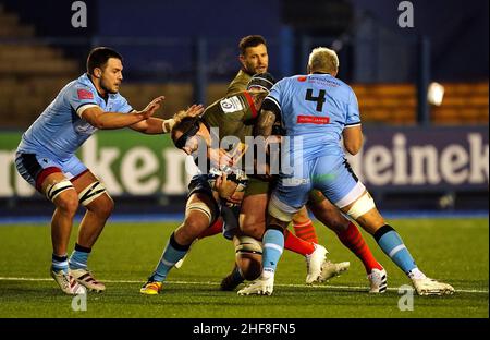 Joe Marler de Harlequins est affronté par Josh Turnbull de Cardiff et Ellis Jenkins lors de la coupe des champions Heineken, match du Pool B au Cardiff Arms Park de Cardiff.Date de la photo: Vendredi 14 janvier 2022. Banque D'Images