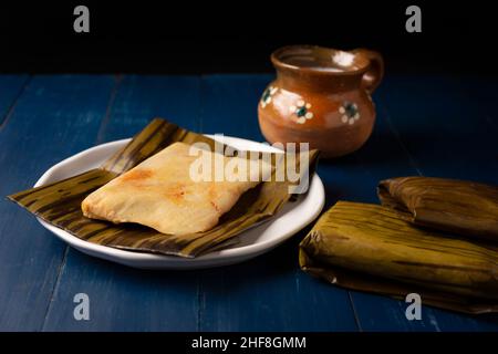Plat préhispanique typique du Mexique et de certains pays d'Amérique latine.Pâte de maïs enveloppée de feuilles de banane.Les tamales sont cuits à la vapeur. Banque D'Images