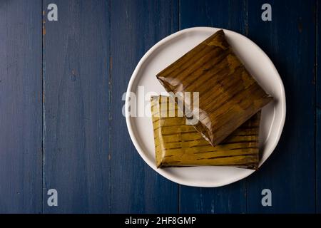 Plat préhispanique typique du Mexique et de certains pays d'Amérique latine.Pâte de maïs enveloppée de feuilles de banane.Les tamales sont cuits à la vapeur. Banque D'Images
