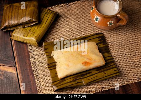 Plat préhispanique typique du Mexique et de certains pays d'Amérique latine.Pâte de maïs enveloppée de feuilles de banane.Les tamales sont cuits à la vapeur. Banque D'Images