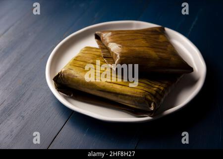 Plat préhispanique typique du Mexique et de certains pays d'Amérique latine.Pâte de maïs enveloppée de feuilles de banane.Les tamales sont cuits à la vapeur. Banque D'Images