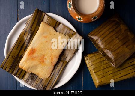 Plat préhispanique typique du Mexique et de certains pays d'Amérique latine.Pâte de maïs enveloppée de feuilles de banane.Les tamales sont cuits à la vapeur. Banque D'Images