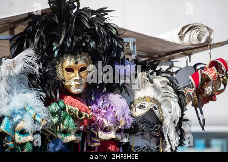 sélection de masques vénitiens et de plumes colorées Banque D'Images