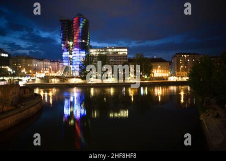 glas face de la tour Uniqa à vienne illuminée de différentes couleurs et effets spéciaux la nuit, Vienne Banque D'Images