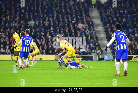 Brighton, Royaume-Uni.14th janvier 2022.Le conor Gallagher de Crystal Palace tire et marque ses points lors du match de la Premier League entre Brighton & Hove Albion et Crystal Palace à l'Amex le 14th 2022 janvier à Brighton, en Angleterre.(Photo de Jeff Mood/phcimages.com) Credit: PHC Images/Alamy Live News Banque D'Images