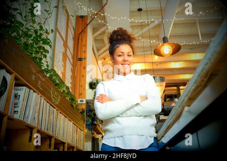 Fière femme propriétaire et entrepreneur dans son café.Photo de haute qualité Banque D'Images