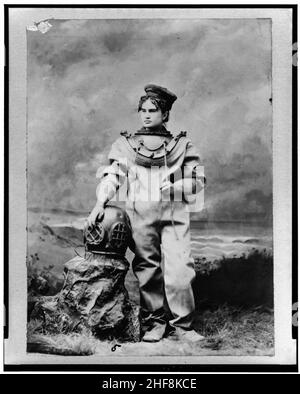 Sarah Bernhardt, portrait pleine longueur, debout, légèrement à gauche, en costume de plongée sous-marine comme ''l'impératrice de l'océan'' Banque D'Images