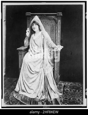 Sarah Bernhardt, portrait en pied, en costume, assis, en face légèrement à gauche Banque D'Images