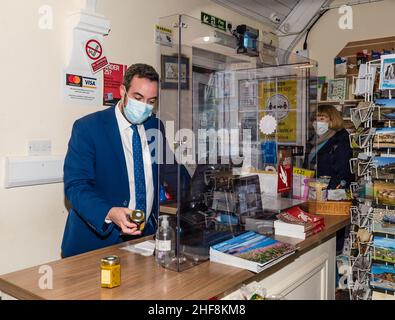 Simon Jupp MP présentant un chèque à Air Ambulance. Banque D'Images