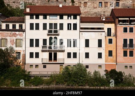 Vue sur le village romantique Basano del Grappa au-dessus de la rivière Brenta Banque D'Images