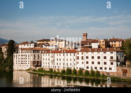 Vue sur le village romantique Basano del Grappa au-dessus de la rivière Brenta Banque D'Images