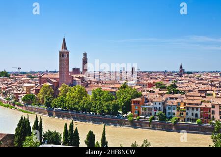 Vérone vue panoramique depuis la colline, Italie Banque D'Images