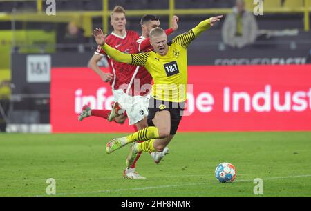 Dortmund, Allemagne.14th janv. 2022. Firo : 01/14/2022, Fuvuball, 1st Bundesliga, saison 2021/2022, BVB,Borussia Dortmund - SC Freiburg DEUX COMBATS ERLING HAALAND/dpa/Alamy Live News Banque D'Images