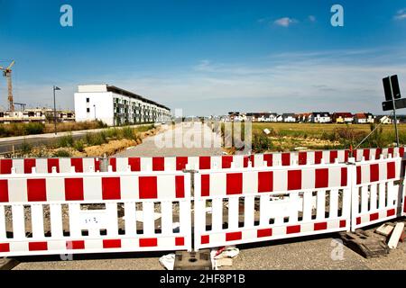 Palissade dans une zone de logement en construction, nouvelle zone de logement dans un beau paysage près de Francfort à Riedberg Banque D'Images