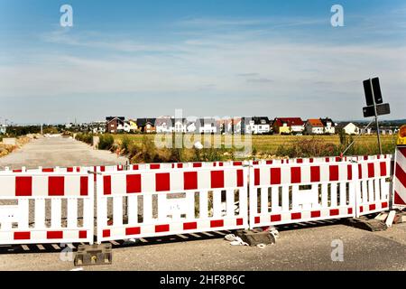 Palissade dans une zone de logement en construction, nouvelle zone de logement dans un beau paysage près de Francfort à Riedberg Banque D'Images