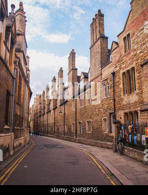 Trinity Lane, Cambridge, Royaume-Uni.Il y a un ciel bleu et un vélo au premier plan. Banque D'Images