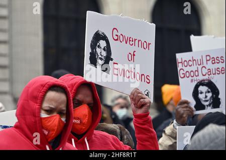 New York, États-Unis.14th janvier 2022.Les manifestants se réunissent sur les pas de la New York public Library demandant une prolongation du moratoire sur les expulsions, New York, NY, 14 janvier 2022 à New York, New York.Le moratoire sur les expulsions à l'échelle de l'État de New York expire le 15 janvier et a été conçu pour alléger le fardeau économique des locataires pendant la pandémie du coronavirus.(Photo par Anthony Behar/Sipa USA) crédit: SIPA USA/Alay Live News Banque D'Images