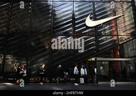 New York, États-Unis.14th janvier 2022.Les gens restent en ligne sous le logo Nike « Swoosh » dans le magasin de chaussures de la Fifth Avenue à New York, NY, le 14 janvier 2022.Selon des rapports, Nike, une société américaine de fabrication de chaussures, prévoit de licencier des employés qui n'ont pas reçu d'exemption médicale ou religieuse dès janvier 15 ; les employés ont été informés en octobre 2021 de la mission de la société en matière de vaccination. (Photo d'Anthony Behar/Sipa USA) crédit : SIPA USA/Alay Live News Banque D'Images