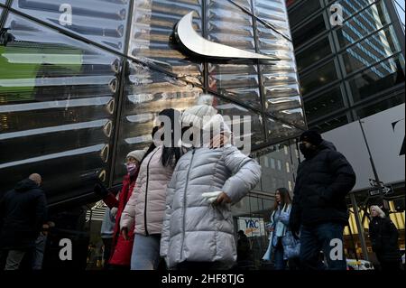 New York, États-Unis.14th janvier 2022.Les gens marchent sous le logo Nike « Swoosh » dans le magasin de chaussures de la Fifth Avenue à New York, NY, le 14 janvier 2022.Selon des rapports, Nike, une société américaine de fabrication de chaussures, prévoit de licencier des employés qui n'ont pas reçu d'exemption médicale ou religieuse dès janvier 15 ; les employés ont été informés en octobre 2021 de la mission de la société en matière de vaccination. (Photo d'Anthony Behar/Sipa USA) crédit : SIPA USA/Alay Live News Banque D'Images