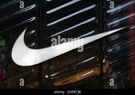 New York, États-Unis.14th janvier 2022.Vue du logo Nike « Swoosh » dans le magasin de chaussures de la Fifth Avenue à New York, NY, le 14 janvier 2022.Selon des rapports, Nike, une société américaine de fabrication de chaussures, prévoit de licencier des employés qui n'ont pas reçu d'exemption médicale ou religieuse dès janvier 15 ; les employés ont été informés en octobre 2021 de la mission de la société en matière de vaccination. (Photo d'Anthony Behar/Sipa USA) crédit : SIPA USA/Alay Live News Banque D'Images