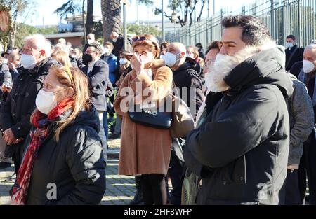 Rome, Italie.14th janvier 2022.Les gens assistent sur un grand écran à la messe funéraire du Président du Parlement européen David Sassoli, Rome, Italie, 14 janvier 2022.Les autorités et les communes assistent au service de sépulture de l'église Santa Maria degli Angeli.Sassoli, née à Florence, en Italie, en 1956, est décédée le 11 2022 janvier alors qu'elle était présidente du Parlement européen.Il a été nommé le 3 2019 juillet.(Photo d'Elisa Gestri/Sipa USA) crédit: SIPA USA/Alay Live News Banque D'Images