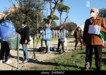 Rome, Italie.14th janvier 2022.Les gens assistent sur un grand écran à la messe funéraire du Président du Parlement européen David Sassoli, Rome, Italie, 14 janvier 2022.Les autorités et les communes assistent au service de sépulture de l'église Santa Maria degli Angeli.Sassoli, née à Florence, en Italie, en 1956, est décédée le 11 2022 janvier alors qu'elle était présidente du Parlement européen.Il a été nommé le 3 2019 juillet.(Photo d'Elisa Gestri/Sipa USA) crédit: SIPA USA/Alay Live News Banque D'Images