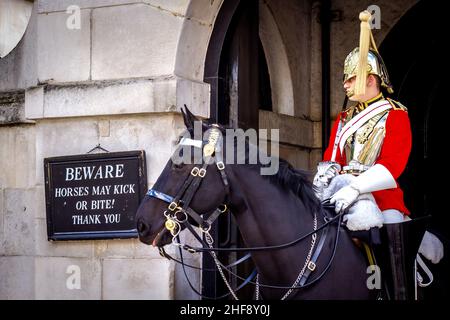 Londres, Royaume-Uni, 20 mars 2020 : garde royale de l'escadron des gardes de la vie à l'entrée de la garde de chevaux à Westminster Banque D'Images