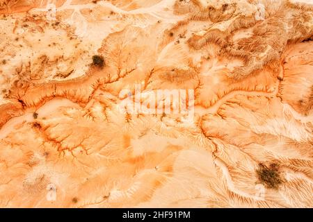 Lac sec érodé lit Mungo dans le parc national australien de l'Outback - formation de grès et d'argile après l'érosion par le vent et l'eau dans une vue aérienne de dessus en bas. Banque D'Images