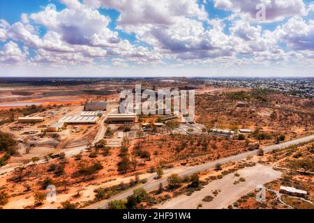 Mine de plomb et de zinc à ciel ouvert dans la ville de Broken Hill, dans l'Outback australien à l'extrême ouest - paysage urbain aérien. Banque D'Images