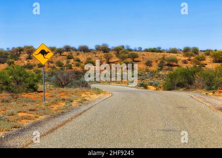 Avertissement panneau de signalisation kangaroo Wildlife danger panneau d'information sur la route reculée Silverton près de la colline cassée dans l'Outback australien. Banque D'Images