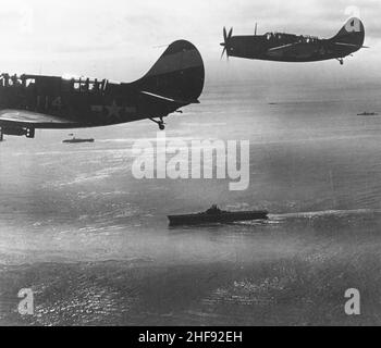 SB2C Hellplongeurs de VB-9 au-dessus de la Force opérationnelle 58 en février 1945. Banque D'Images