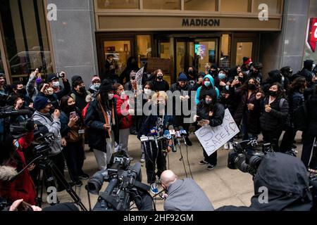 Chicago, États-Unis.14th janvier 2022.Un étudiant des écoles publiques de Chicago (CPS) s'adresse aux médias lors d'une sortie de l'école et proteste dans les bureaux principaux du CPS pour demander des réformes de la sécurité en raison de la pandémie COVID-19 le mercredi 14 janvier 2022 à Chicago, il.(Photo de Christopher Dilts/Sipa USA) crédit: SIPA USA/Alay Live News Banque D'Images