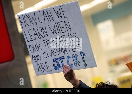 Chicago, États-Unis.14th janvier 2022.Les élèves des écoles publiques de Chicago (CPS) ont organisé une sortie d'école et manifestent dans les bureaux principaux de la CPS pour demander des réformes de la sécurité en raison de la pandémie COVID-19 le mercredi 14 janvier 2022 à Chicago, il.(Photo de Christopher Dilts/Sipa USA) crédit: SIPA USA/Alay Live News Banque D'Images