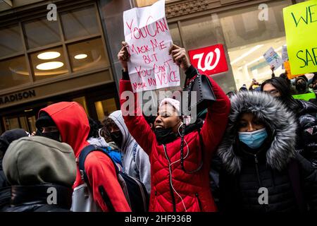 Chicago, États-Unis.14th janvier 2022.Les élèves des écoles publiques de Chicago (CPS) ont organisé une sortie d'école et manifestent dans les bureaux principaux de la CPS pour demander des réformes de la sécurité en raison de la pandémie COVID-19 le mercredi 14 janvier 2022 à Chicago, il.(Photo de Christopher Dilts/Sipa USA) crédit: SIPA USA/Alay Live News Banque D'Images