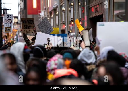 Chicago, États-Unis.14th janvier 2022.Les élèves des écoles publiques de Chicago (CPS) ont organisé une sortie d'école et manifestent dans les bureaux principaux de la CPS pour demander des réformes de la sécurité en raison de la pandémie COVID-19 le mercredi 14 janvier 2022 à Chicago, il.(Photo de Christopher Dilts/Sipa USA) crédit: SIPA USA/Alay Live News Banque D'Images