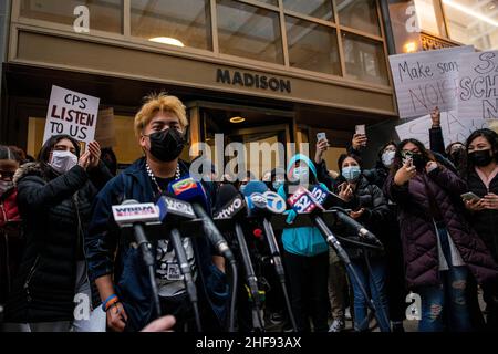 Chicago, États-Unis.14th janvier 2022.Un étudiant des écoles publiques de Chicago (CPS) s'adresse aux médias lors d'une sortie de l'école et proteste dans les bureaux principaux du CPS pour demander des réformes de la sécurité en raison de la pandémie COVID-19 le mercredi 14 janvier 2022 à Chicago, il.(Photo de Christopher Dilts/Sipa USA) crédit: SIPA USA/Alay Live News Banque D'Images