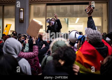 Chicago, États-Unis.14th janvier 2022.Les élèves des écoles publiques de Chicago (CPS) ont organisé une sortie d'école et manifestent dans les bureaux principaux de la CPS pour demander des réformes de la sécurité en raison de la pandémie COVID-19 le mercredi 14 janvier 2022 à Chicago, il.(Photo de Christopher Dilts/Sipa USA) crédit: SIPA USA/Alay Live News Banque D'Images
